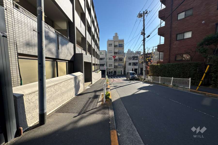 敷地の北側前面道路（西側から）