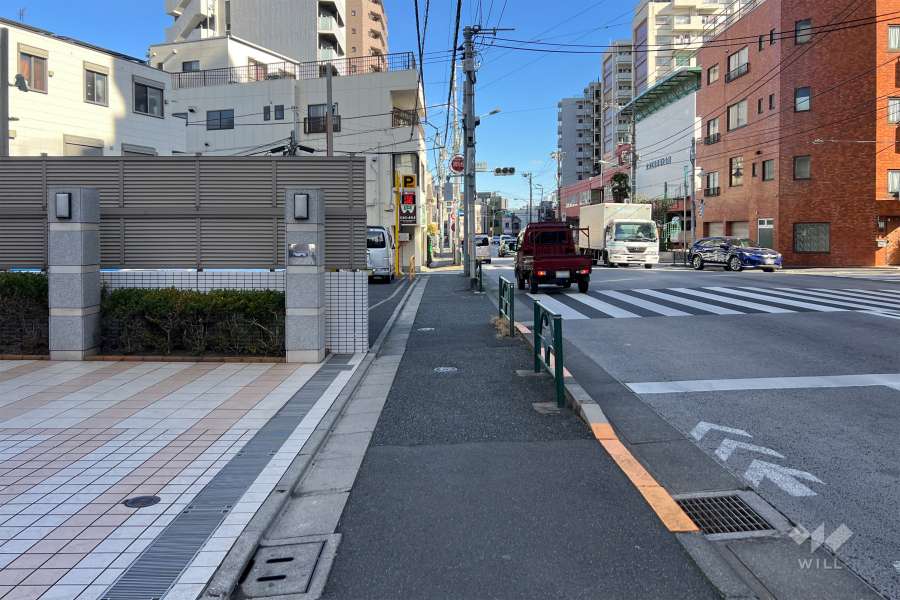 敷地の南側前面道路（西側から）