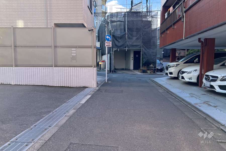 敷地の北側前面道路（東側から）