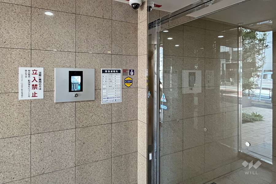 エントランスはオートロック付きです。