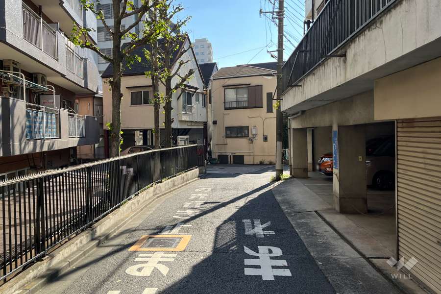 敷地西側の前面道路