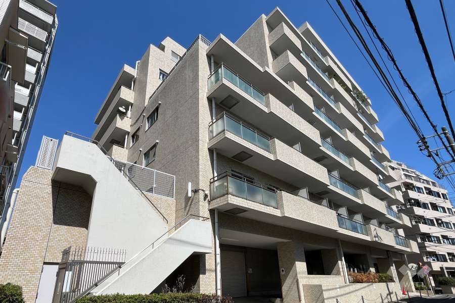 朝日動坂マンションの外観（西側から）