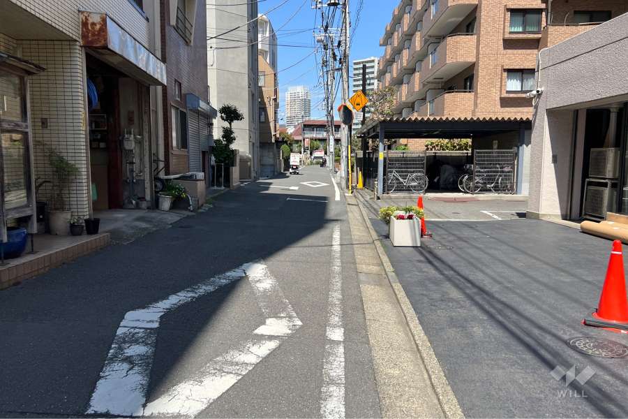 敷地の西側前面道路（南側から）