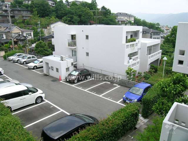 D棟と敷地内の駐車場