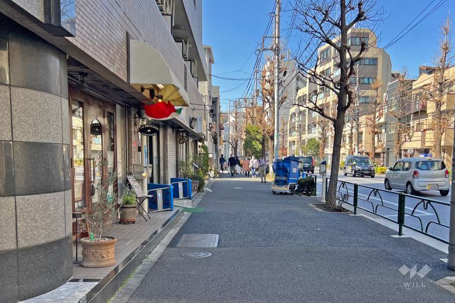 敷地の北東側前面道路は千川通りです（南東側から）。