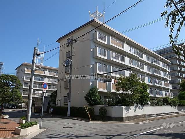 宝塚第2小浜コーポラスの全景。B棟は前列の棟になります。