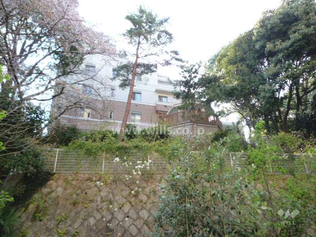 プライベートガーデンからロイヤルグラン宝塚武庫山の建物と東屋を見上げる。