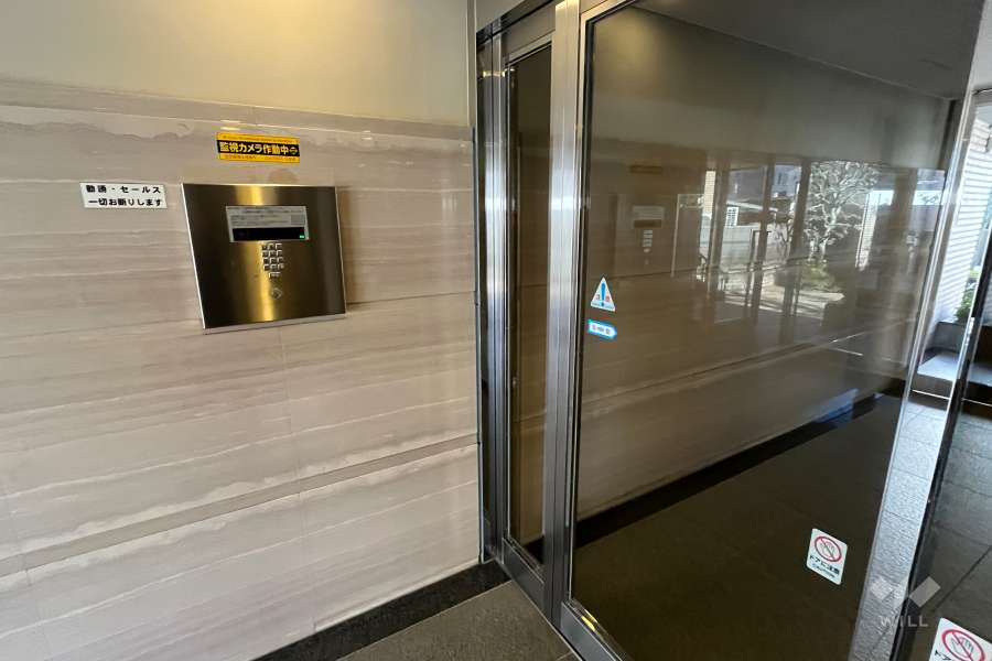 エントランスはオートロック付きです。