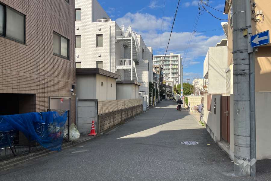 敷地の北東側前面道路（南東側から）