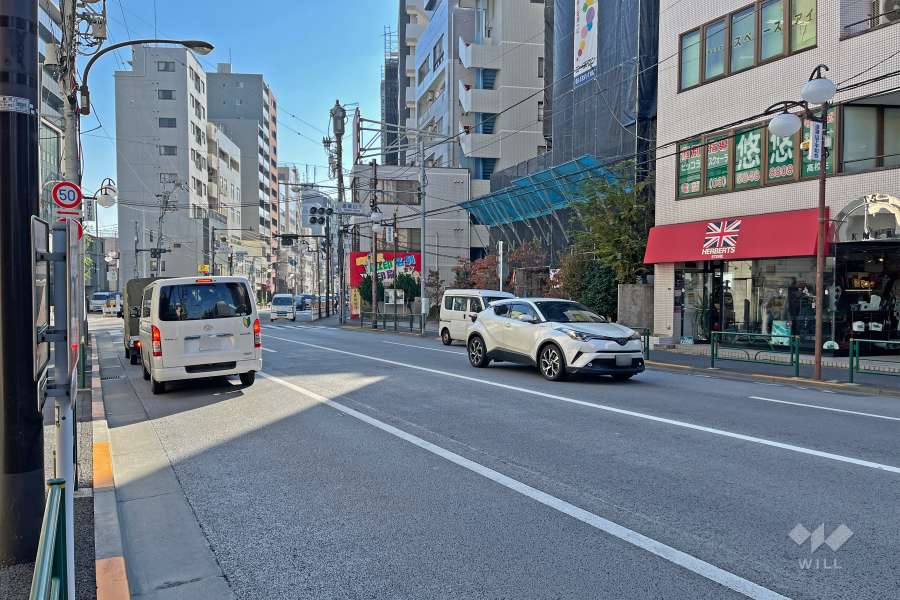 敷地の北東側前面道路（北西側から）