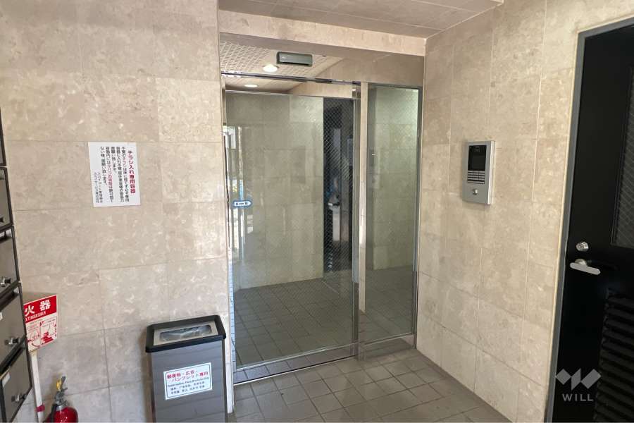 エントランスはオートロック付きです。
