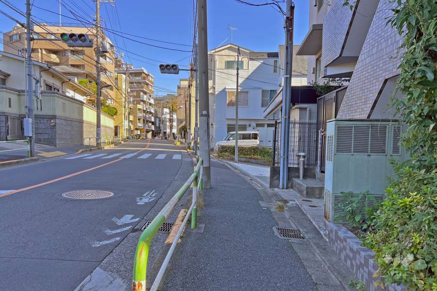 敷地の北東側前面道路（北西側から）