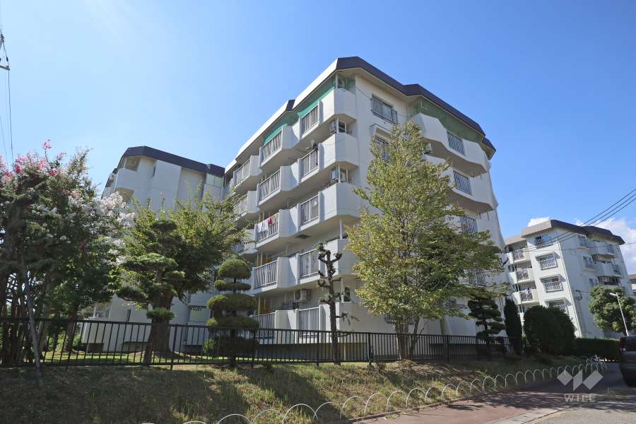 宝塚安倉第1団地5号棟の外観（南東側から）