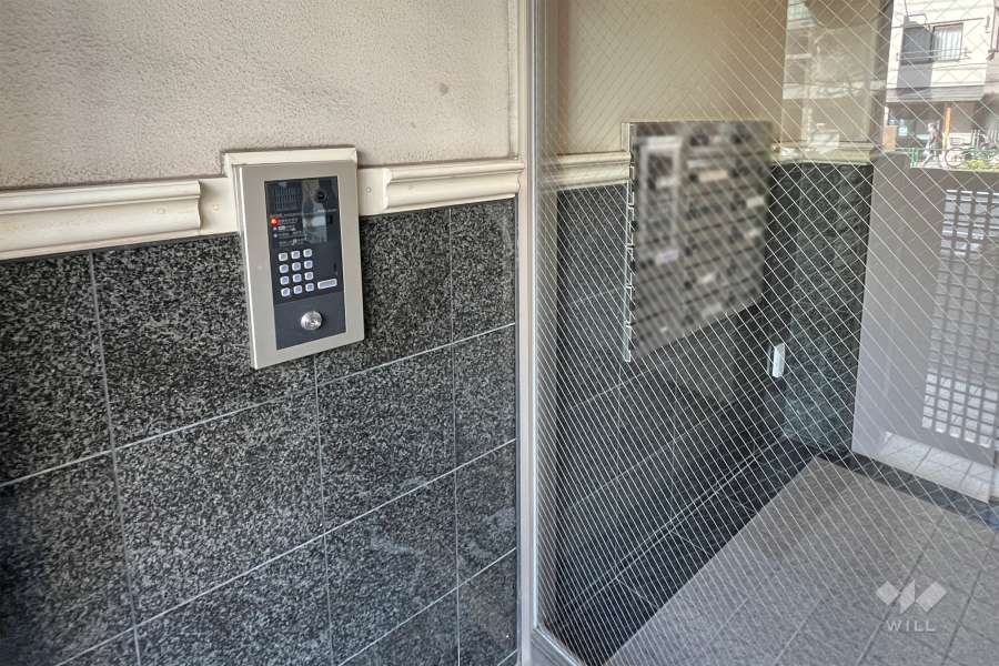エントランスはオートロック付きです。