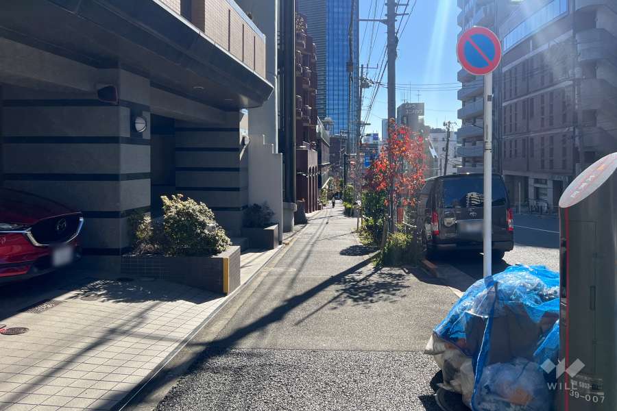 敷地西側の前面道路