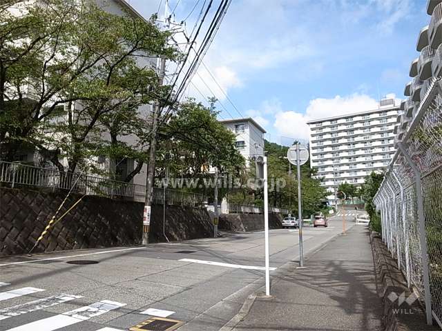 敷地東側の前面道路。周辺はマンションが多く立ち並ぶ住宅地です。