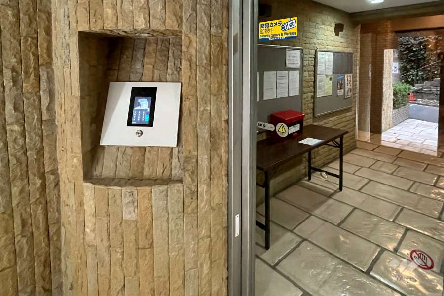 エントランスはオートロック付きです。