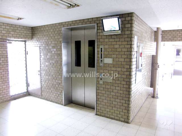 モニター付きのエレベーター