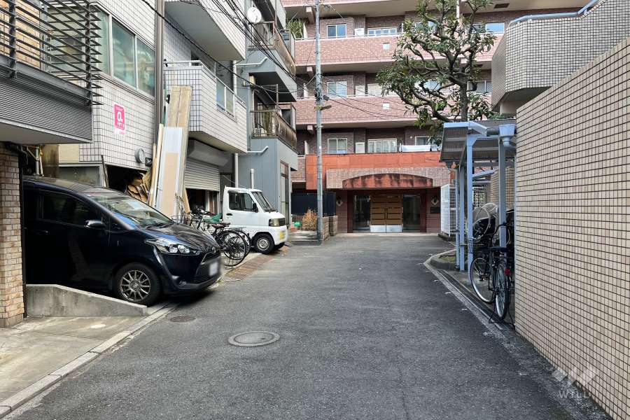 敷地西側の前面道路