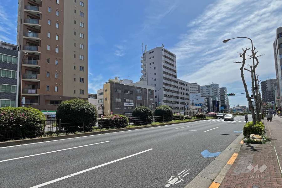 敷地の南西側前面道路は白山通りです（北西側から）。