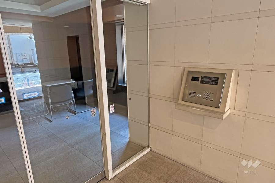 エントランスはオートロック付きです。