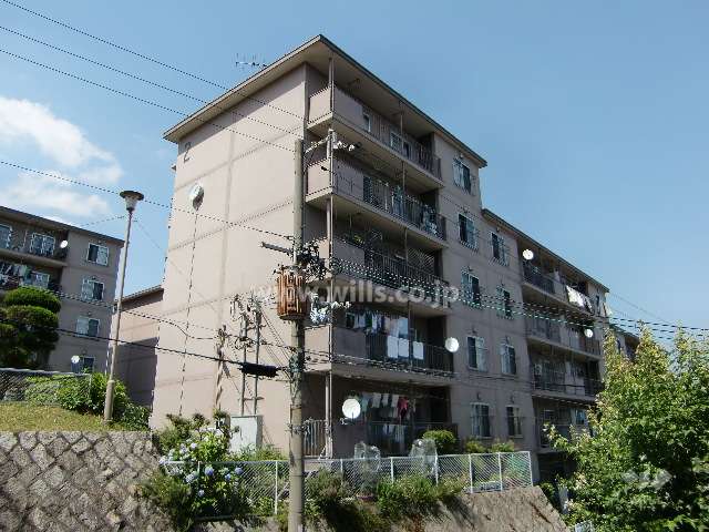 逆瀬川ハイツ2号棟の外観（南西側から）