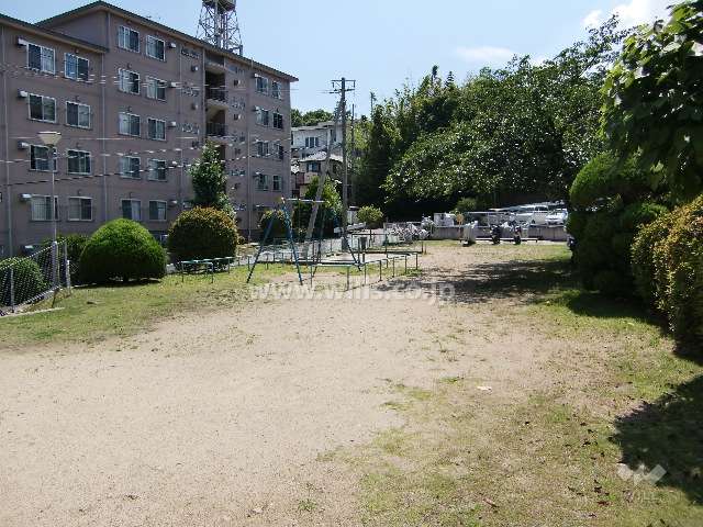 敷地に隣接して公園があります。