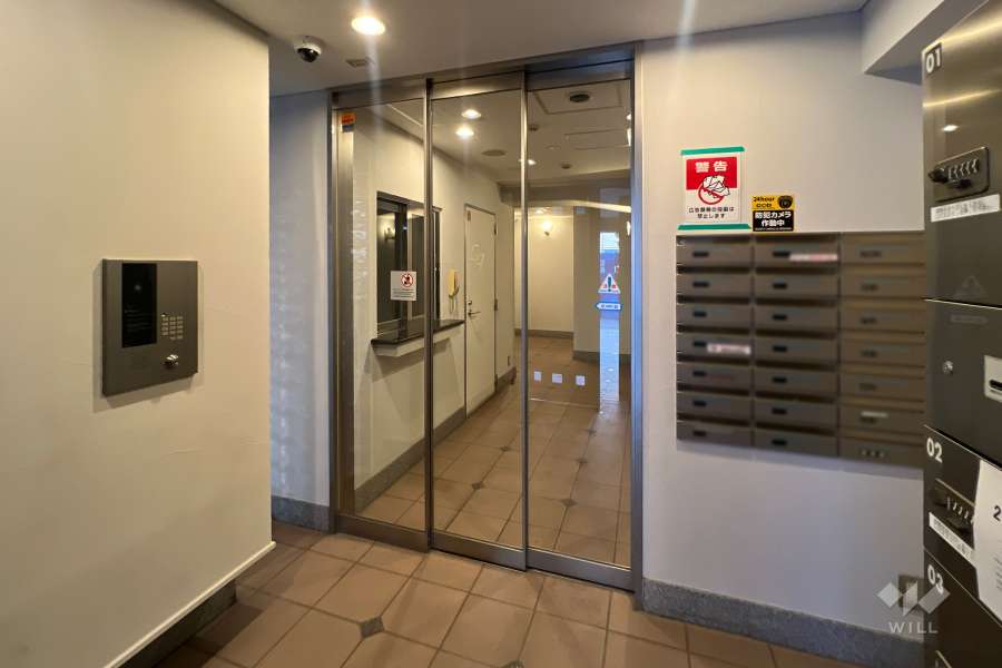 エントランスはオートロック付きです。