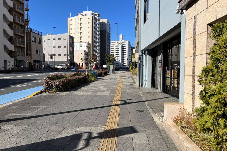 敷地の南西側前面道路（南東側から）