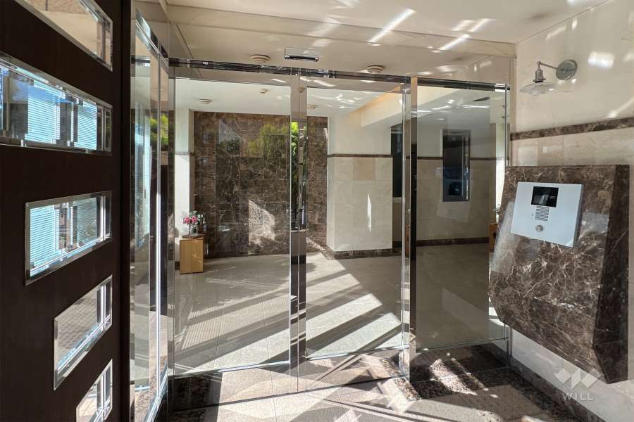 エントランスはオートロック付きです。