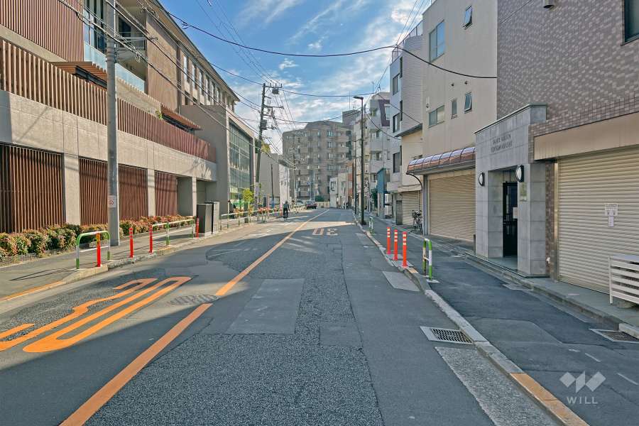 敷地の北側前面道路（西側から）