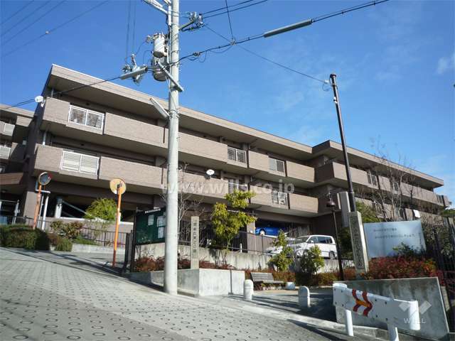 建物は低層3階建てです。
