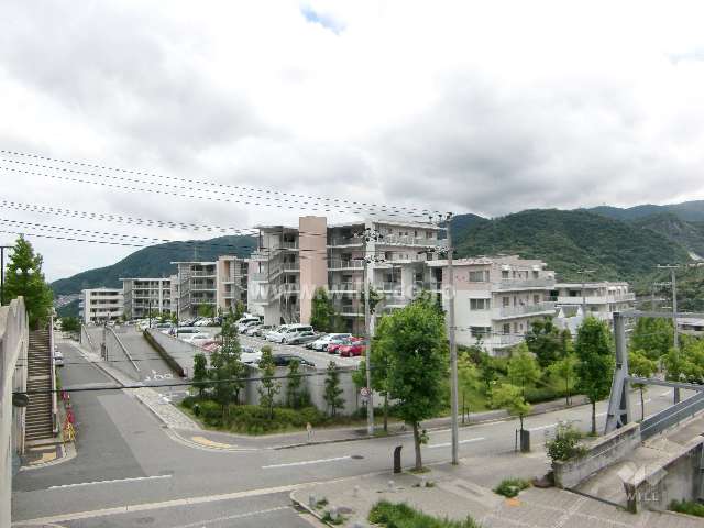 ルネサンクタスナシオンヒルズの全景。周辺は一戸建とマンションが混在する静かな住宅地です。