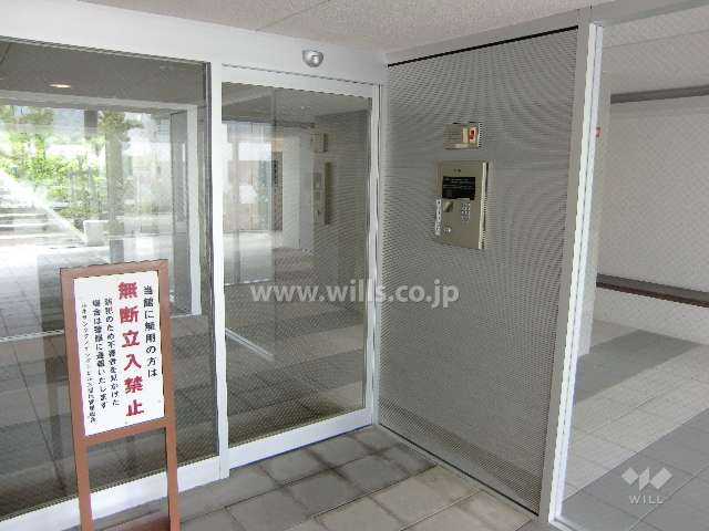 エントランスはオートロック付きです。