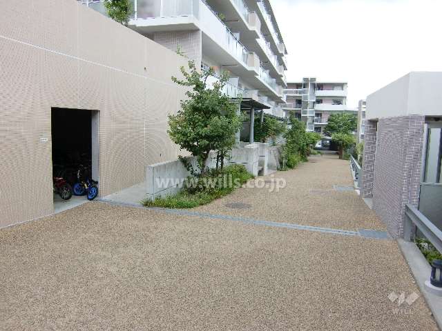 マンション北東側。左側が駐輪場入り口です。