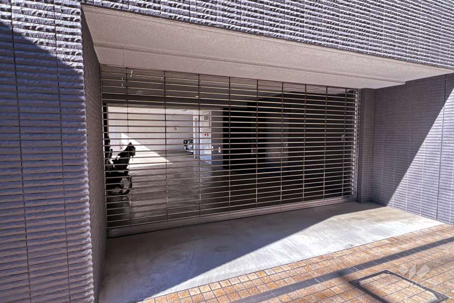 駐車場の出入り口（リングシャッター付き）・敷地内駐車場（屋内平面式）