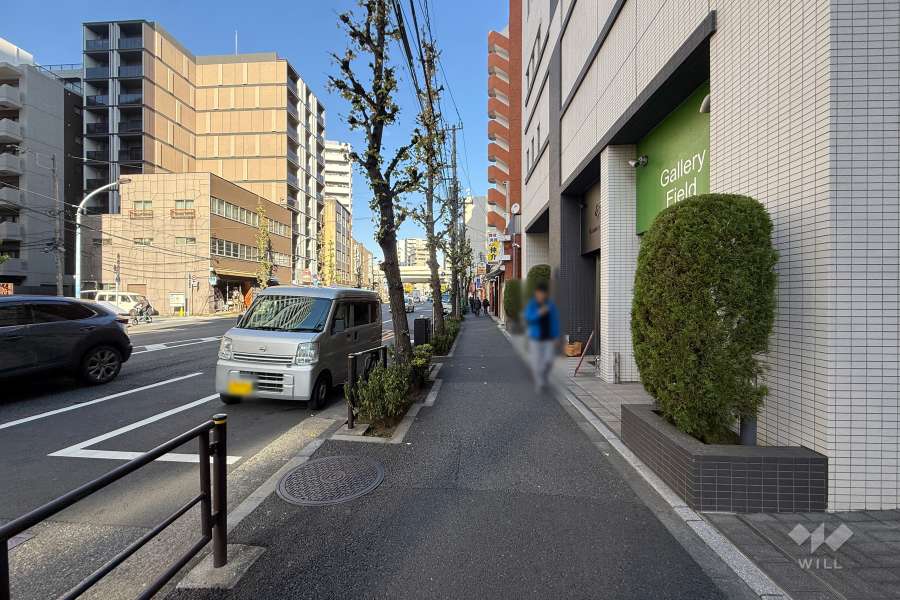 敷地西側の前面道路