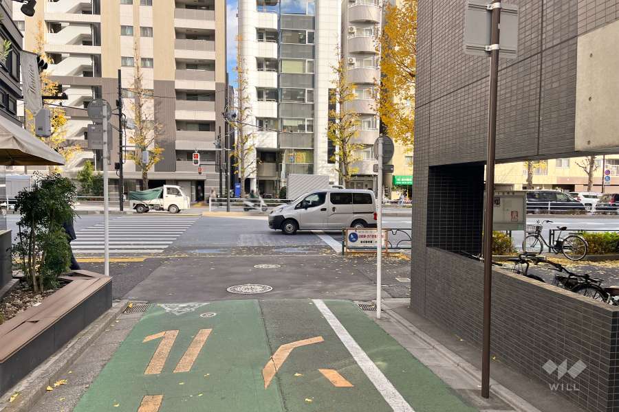 敷地北側の前面道路（西側から）