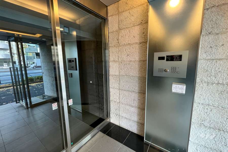 エントランスはオートロック付きです。