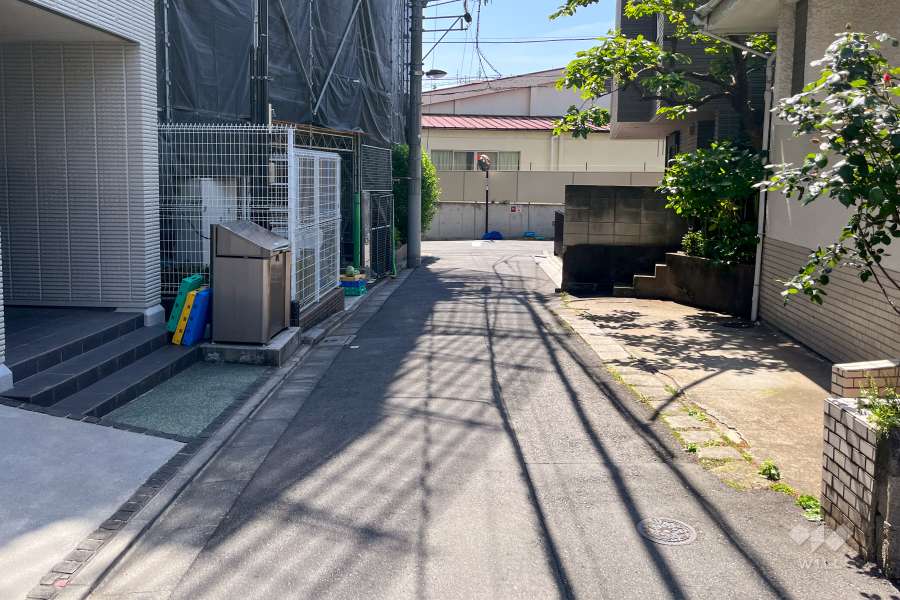 敷地西側の前面道路（北側から）