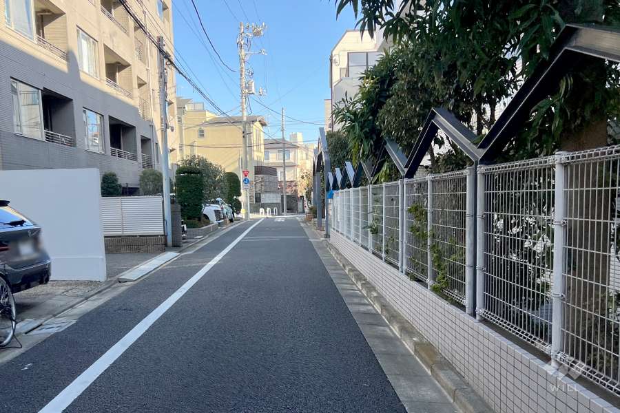 敷地北東側の前面道路