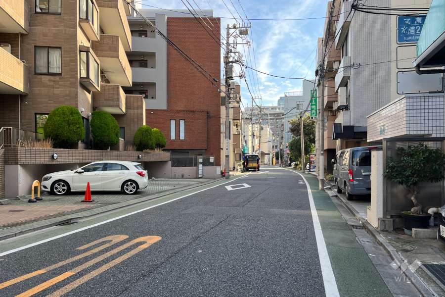 敷地の北側前面道路（西側から）