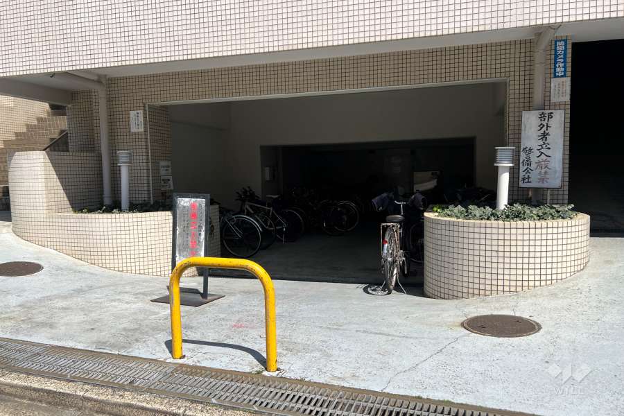 屋内に設けられた駐輪場とバイク置場
