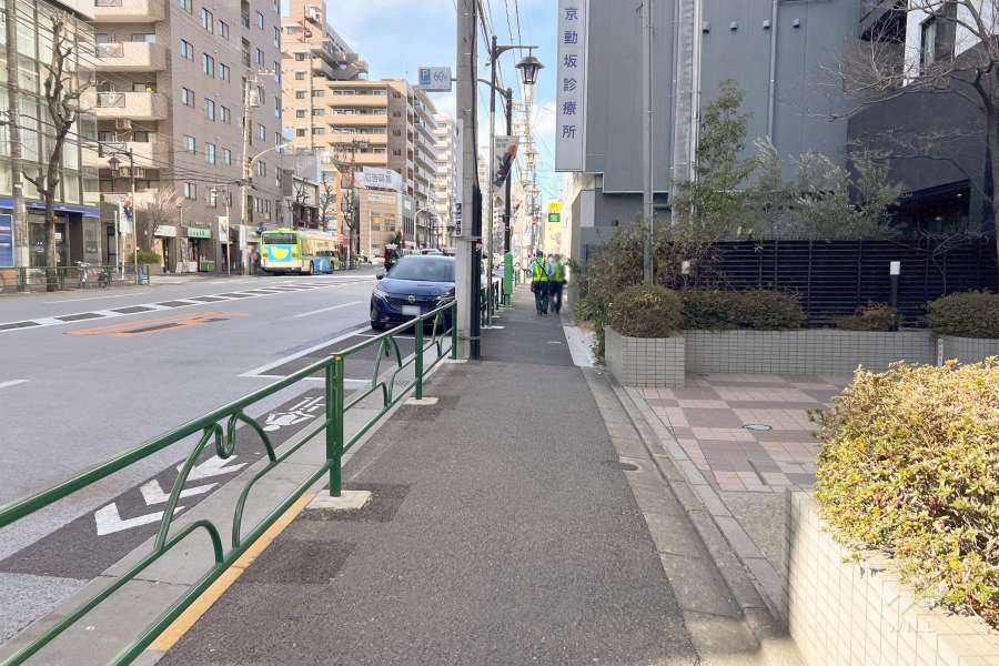 敷地南側の前面道路（東側から）