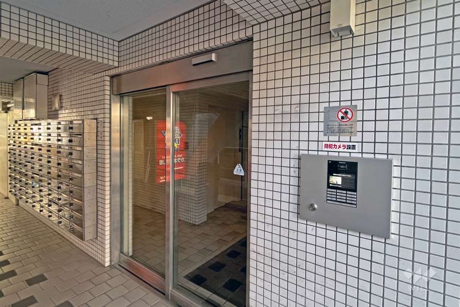 エントランスはオートロック付きです。