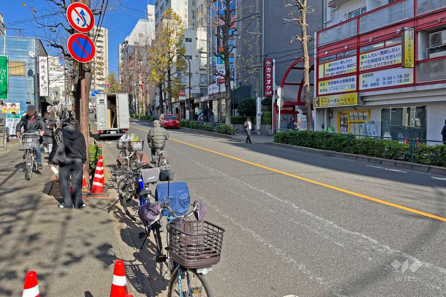 敷地の西側前面道路は旧白山通りです（南側から）。