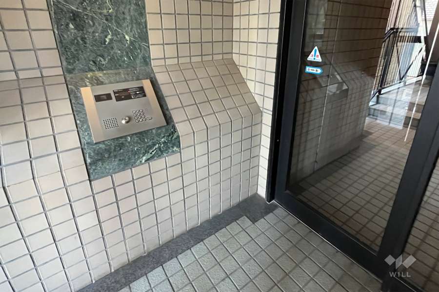 エントランスはオートロック付きです。