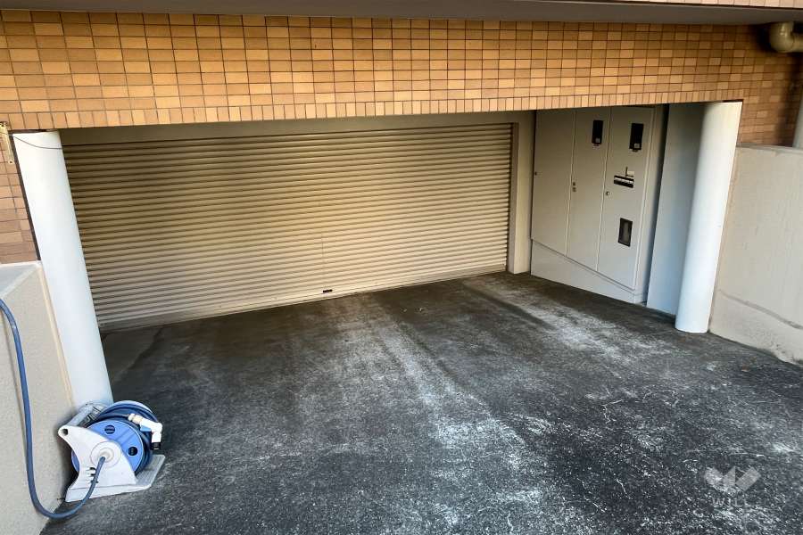 駐車場の出入り口(シャッター付き)