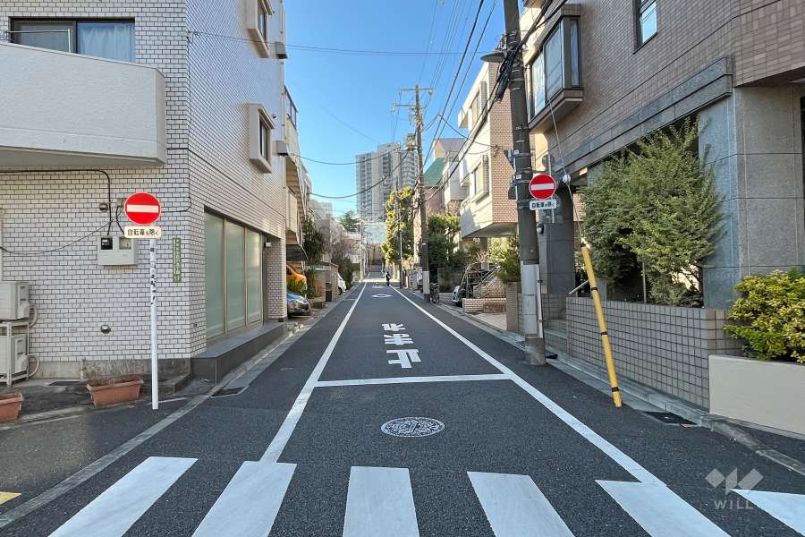 敷地の南東側前面道路