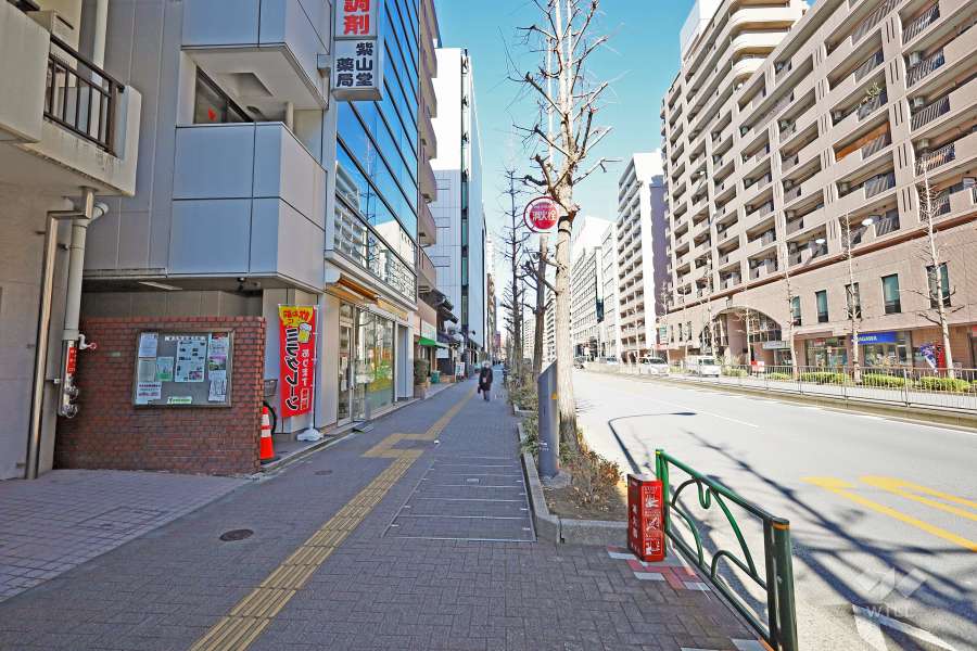 敷地東側は都道435号（音羽通り）に面しています。